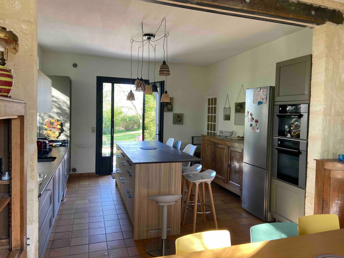 Château et dépendance au cœur d'un vignoble