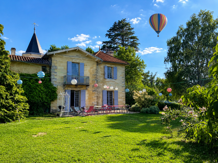 Château et dépendance au cœur d'un vignoble
